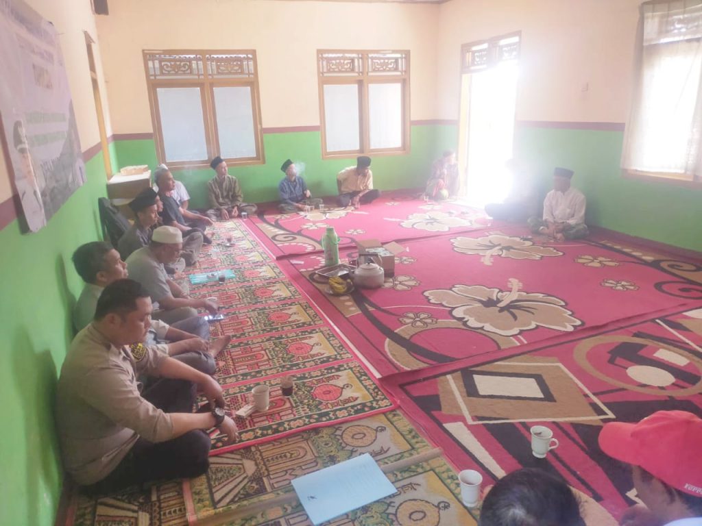 Bhabinkamtibmas Polsek Sukaraja Melakukan Monitor dan Binluh Serta Musyawarah Desa Pra Pelaksanaan Pembangunan (Rabat Beton)