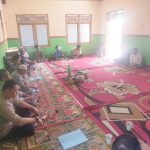 Bhabinkamtibmas Polsek Sukaraja Melakukan Monitor dan Binluh Serta Musyawarah Desa Pra Pelaksanaan Pembangunan (Rabat Beton)