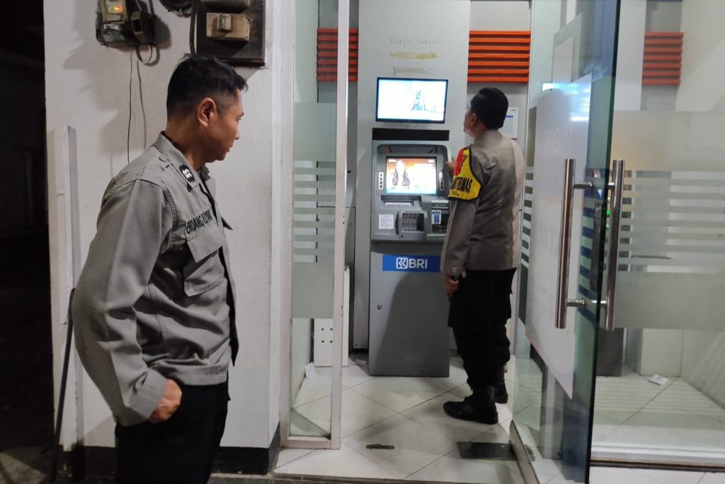 Personil Polsek Sukalarang Patroli Malam Hari Sambangi ATM BRI Cegah Kejahatan Perbankan