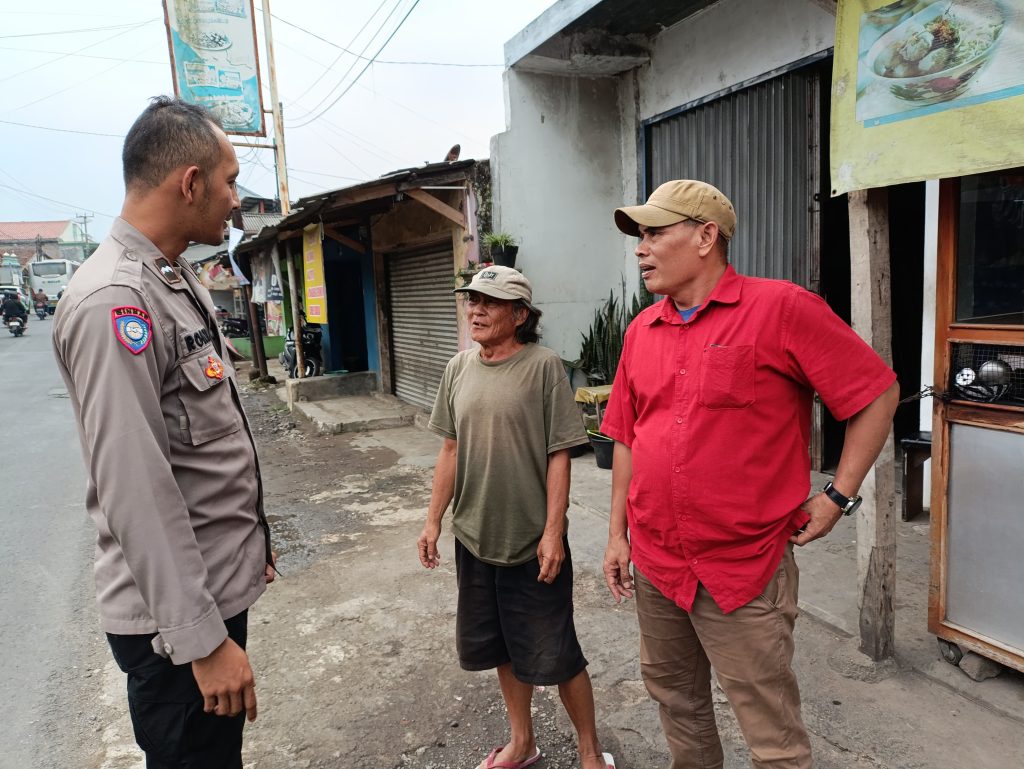 Sambangi warga. Bhabinkamtibmas tingkatkan Cooling system kamtibmas bersama warga Sudajaya Rw. 03