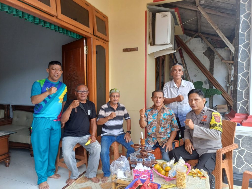 Tingkatkan silaturahmi, Bhabinkamtibmas kecapi Polsek Seltim Polres Cirebon Kota lewat sambang