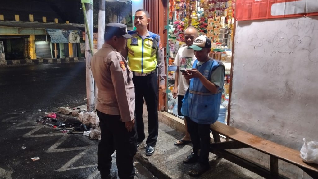 Patroli Polsek Cikole laksanakan Giat Dialogis Dengan Warga