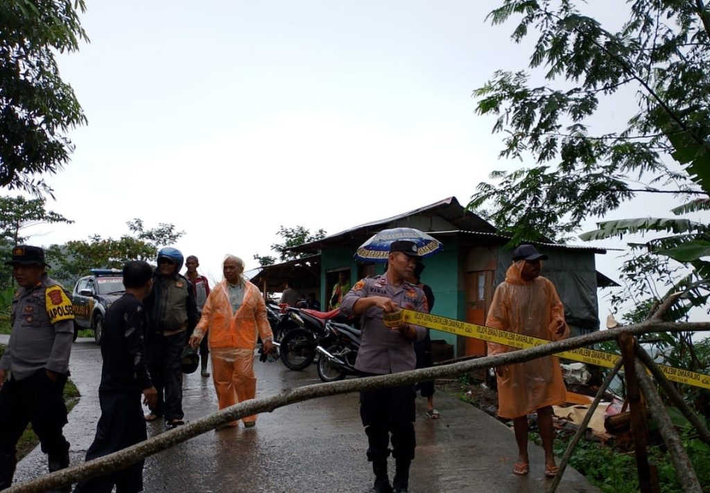 Tanah Longsor Putuskan Akses Jalan Di Kecamatan Peundeuy