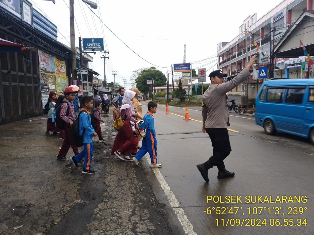 Wujud Kepedulian, Polisi Bantu Anak-Anak Sekolah Menyeberang Jalan