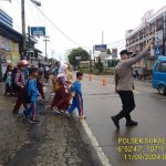 Wujud Kepedulian, Polisi Bantu Anak-Anak Sekolah Menyeberang Jalan