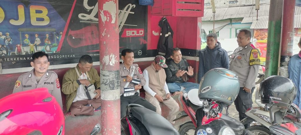 Unit Samapta Polsek Sukalarang Laksanakan Patroli Dialogis Untuk Menjamin Keamanan Masyarakat