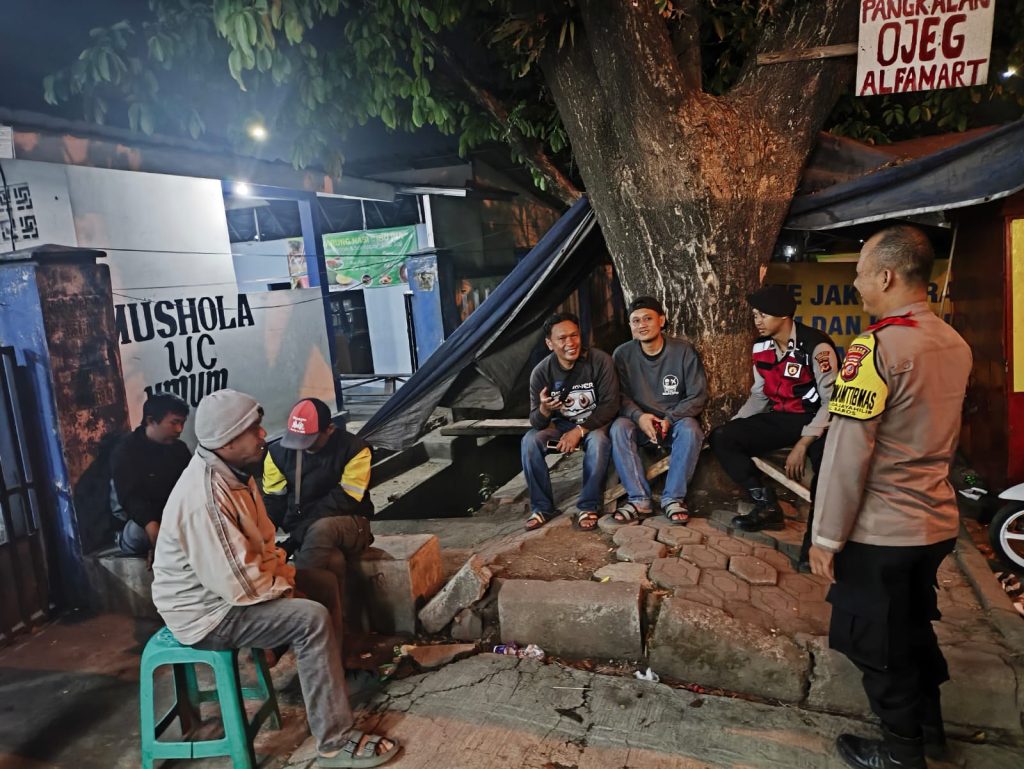 Bhabinkamtibmas lingkari kerawanan malam hari himbau sebar pesan kamtibmas