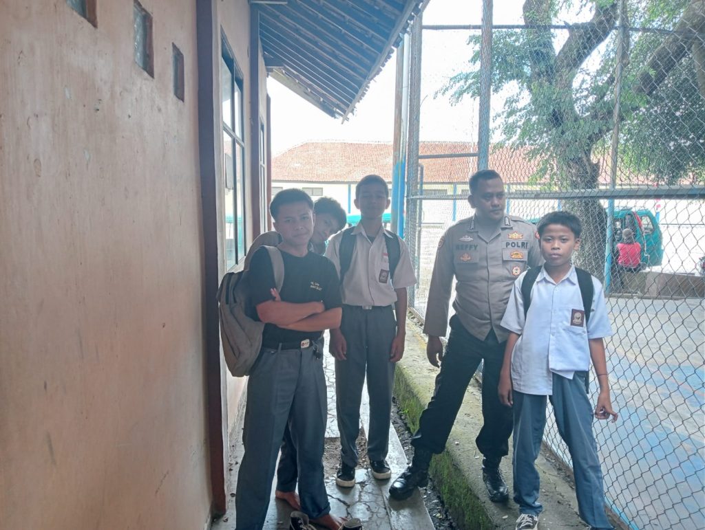 Patroli siang,Unit Samapta  Polsek Cisaat  antisipasi tawuran pelajar saat bubaran anak sekolah