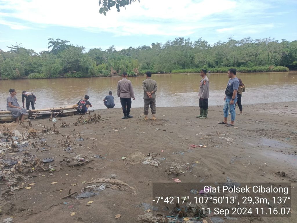 Polsek Cibalong Patroli Mitigasi Bencana Pasca Hujan Deras