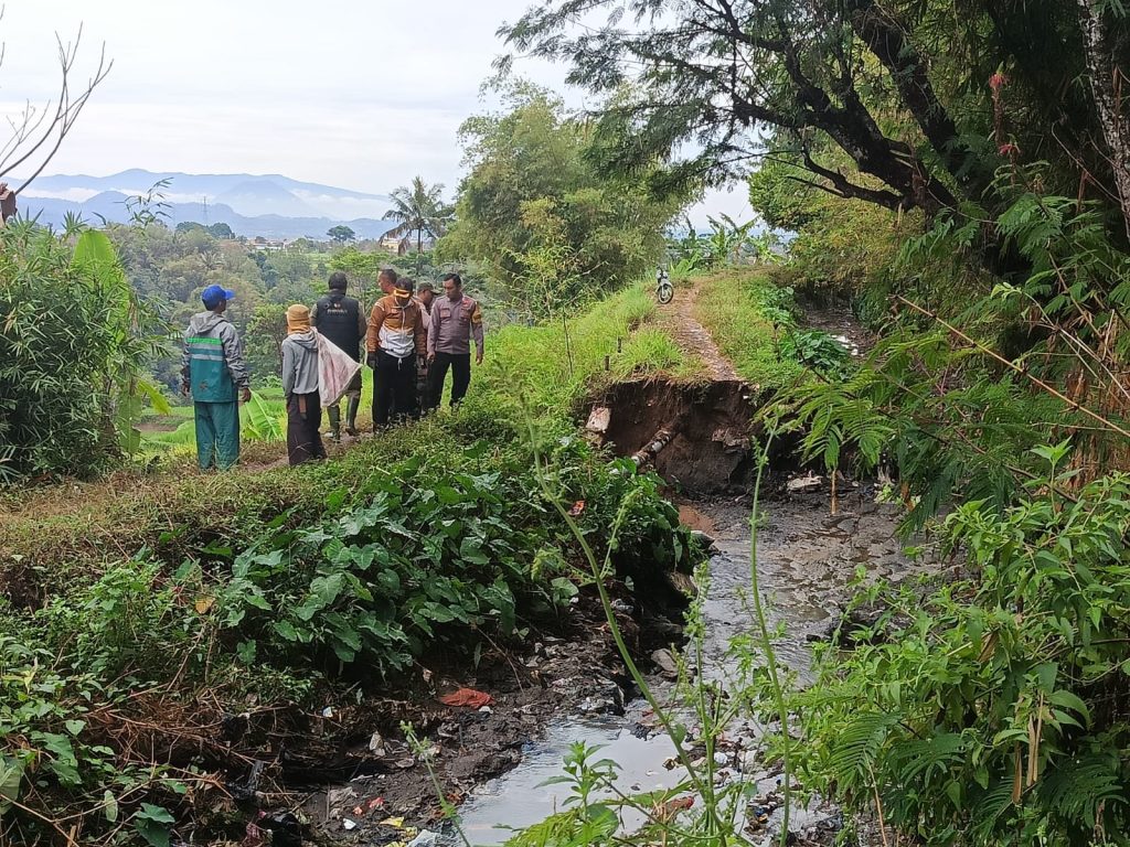 Tanah Longsor Di Desa Desakolot Rusak Sawah Warga