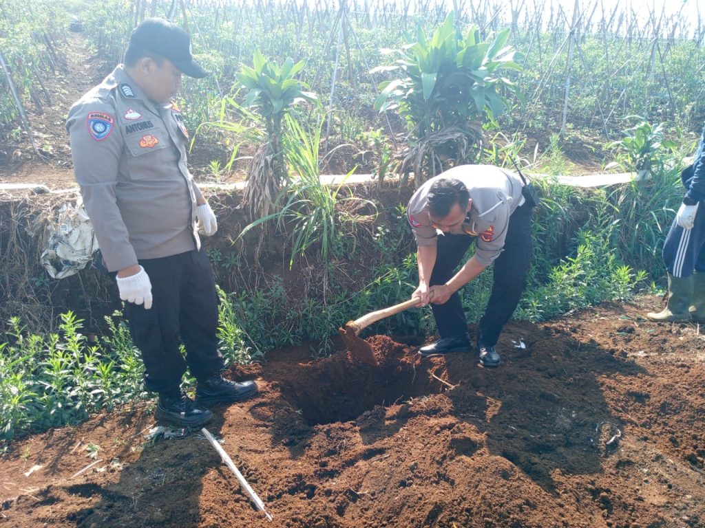 Sinergitas TNI-Polri Dalam Rangka Antisipasi Bencana Banjir, Berupa Pembuatan Rorakan Di Kawasan Pertanian Kecamatan Sukalarang