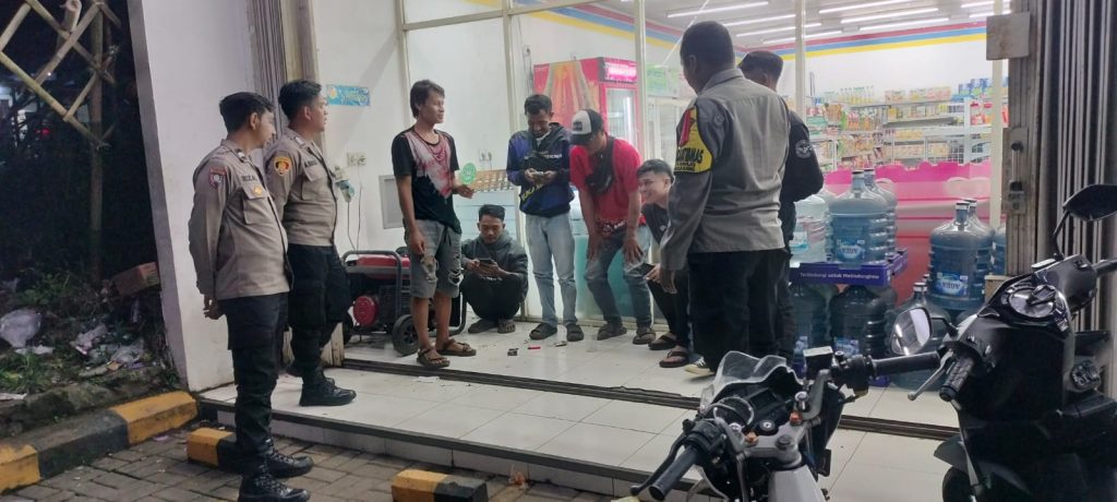 Polisi Patroli Malam Sambangi  Minimarket Dan Dialogis Dengan Masyarakat