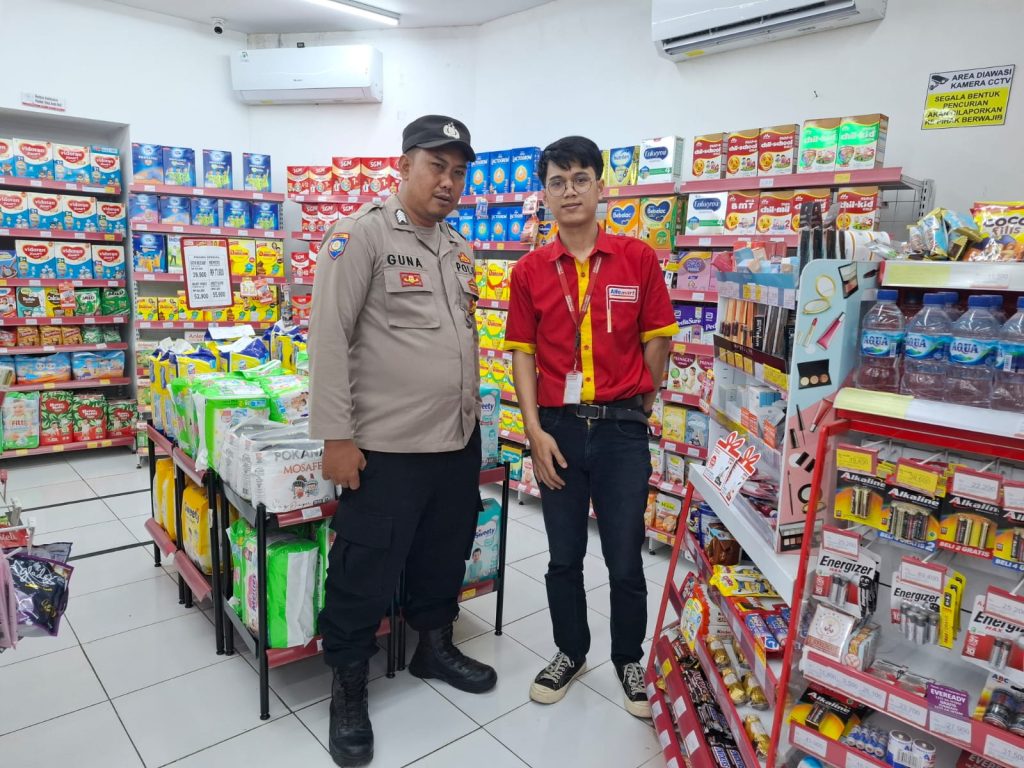 Bhabinkamtibmas Polsek Kebonpedes Berikan Himbauan Kamtibmas Kepada Karyawan Mini Market*