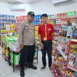 Bhabinkamtibmas Polsek Kebonpedes Berikan Himbauan Kamtibmas Kepada Karyawan Mini Market*