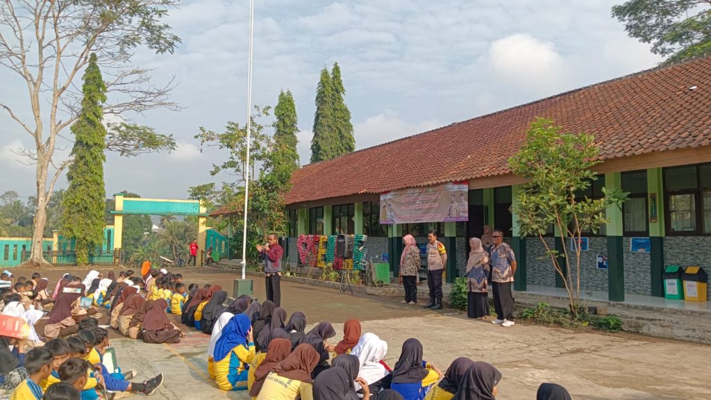 Bhabinkamtibmas Polsek Lembursitu Pembinaan di SDN Nangerang