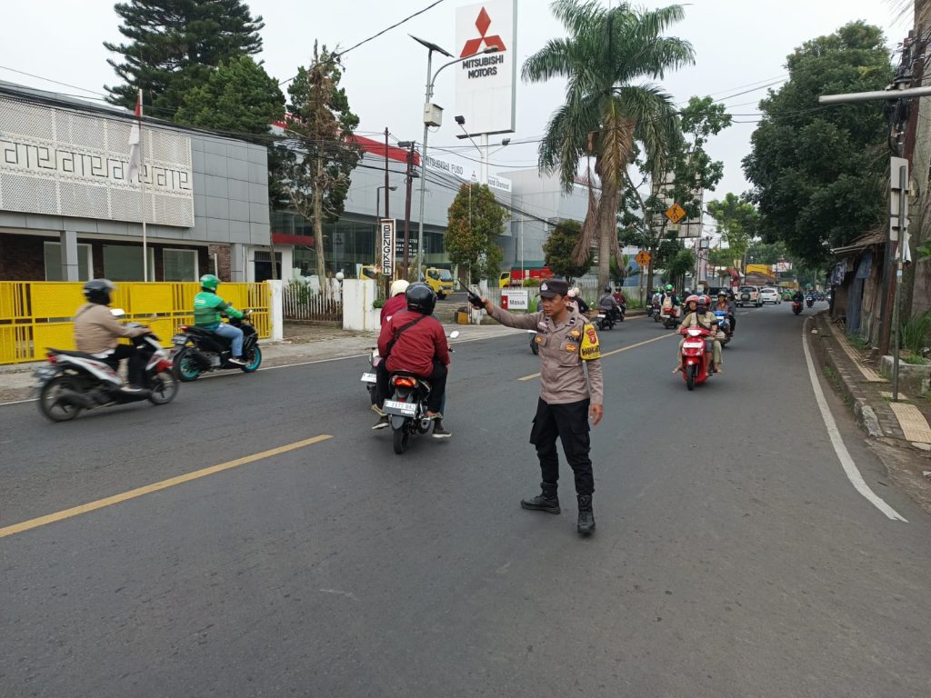 Polsek Gunungpuyuh rutin laksanakan Gatur Pagi, Agar Terciptanya Kamseltibcar Lantas dipagi hari diwilayah hukum Polsek Gunungpuyuh