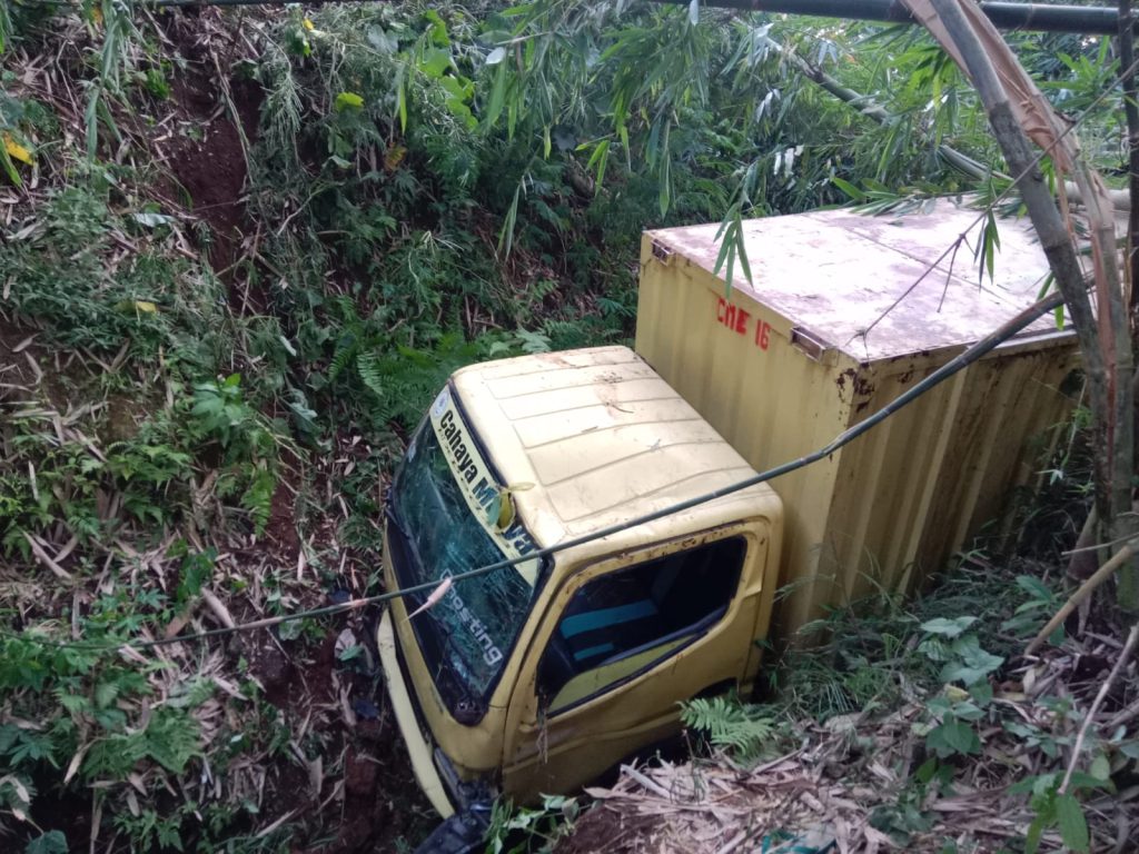 Polsek Cikajang Cek TKP Truk Masuk Jurang