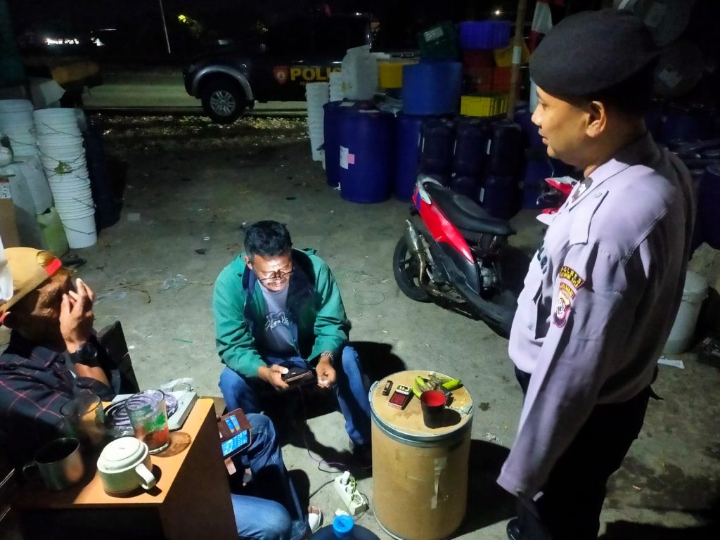 Patroli Samapta Polsek Cibeureum patroli dialogis sambangi Warga Malam Hari Sampai Pesan Kamtibmas