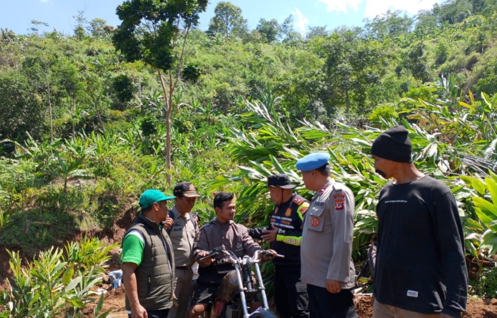 Polsek Singajaya Bersama Warga Gotong Royong Buka Jalur Alternatif