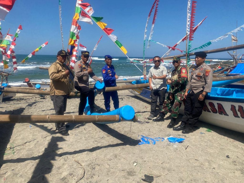 Sat Pol Airud Polres Garut Amankan Tasyakur Nelayan Pelabuhan Cimari