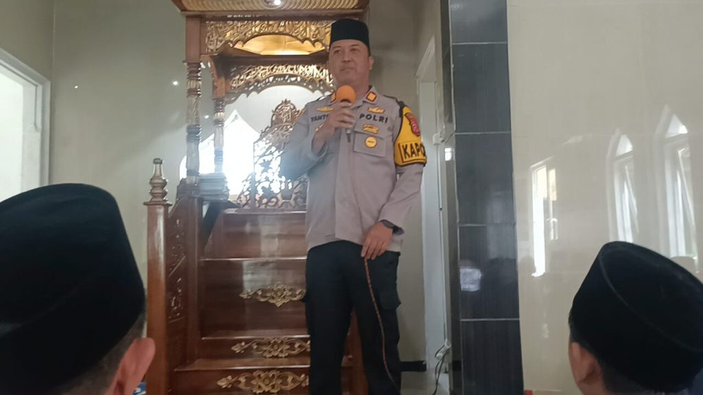 Jalin silaturahmi dengan warga,Kapolsek Cisaat melaksnakan  salat Jum’at Keliling