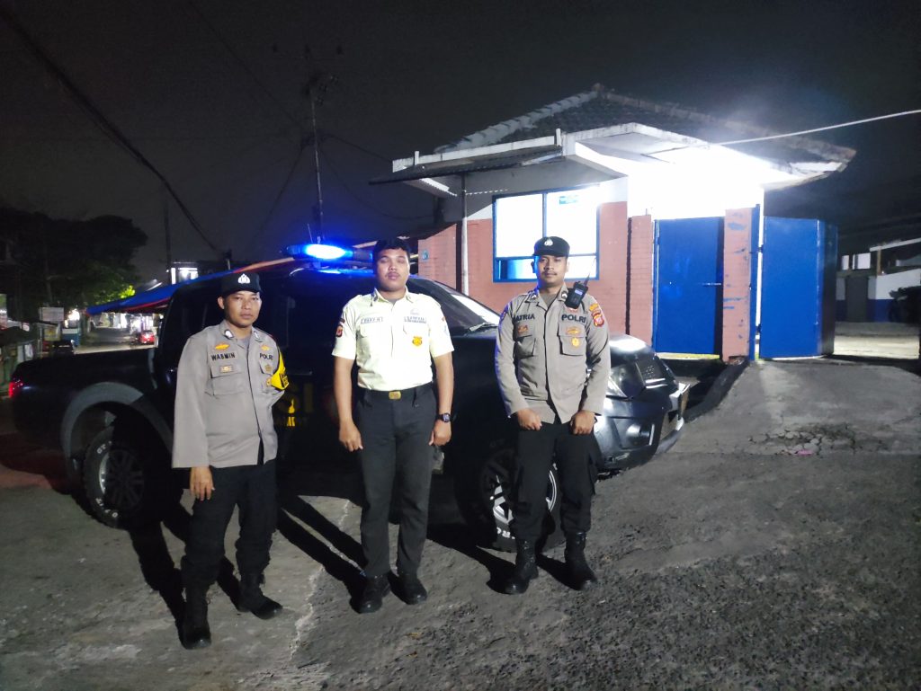 Patroli mobile rutin Polsek Kadudampit untuk mengantisipasi gangguan kamtibmas  di wilayah hukum polsek kadudampit