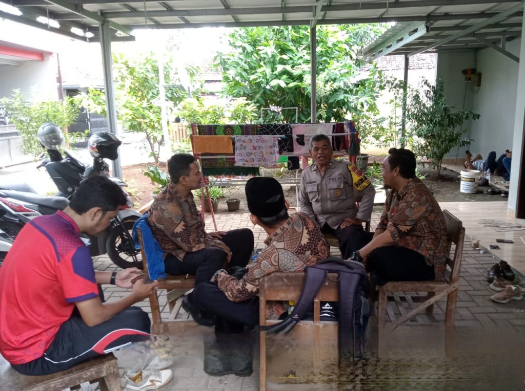 Bhabinkamtibmas Kesambi Polsek kesambi  sambang warga dalam rangka cooling system