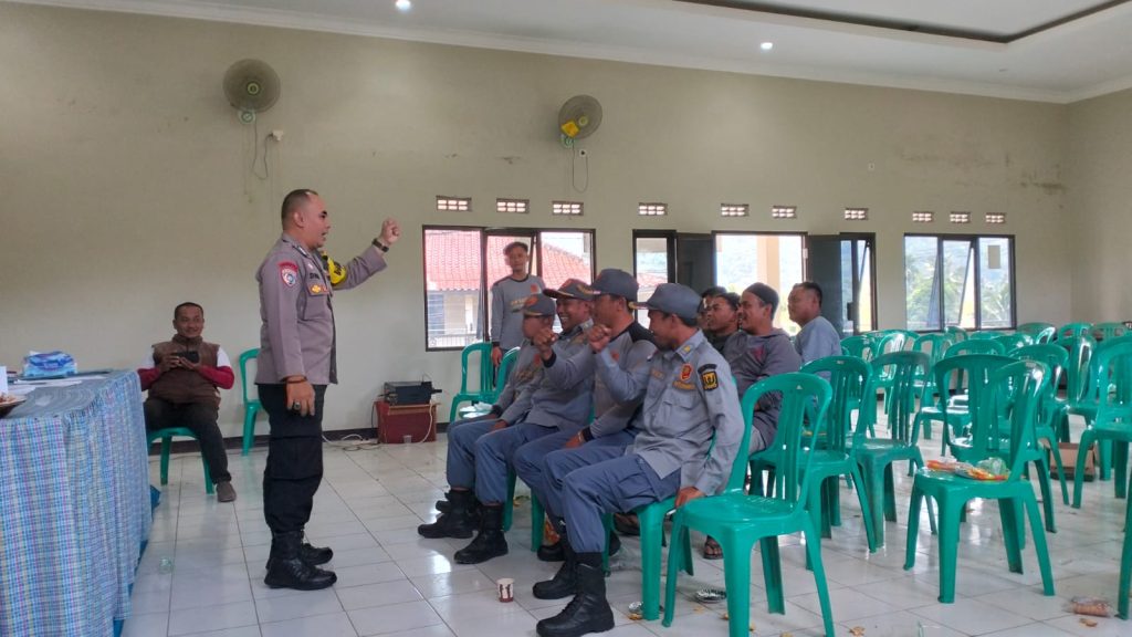 Bhabinkamtibmas Polsek Cireunghas Berikan Pembinaan Kepada Linmas