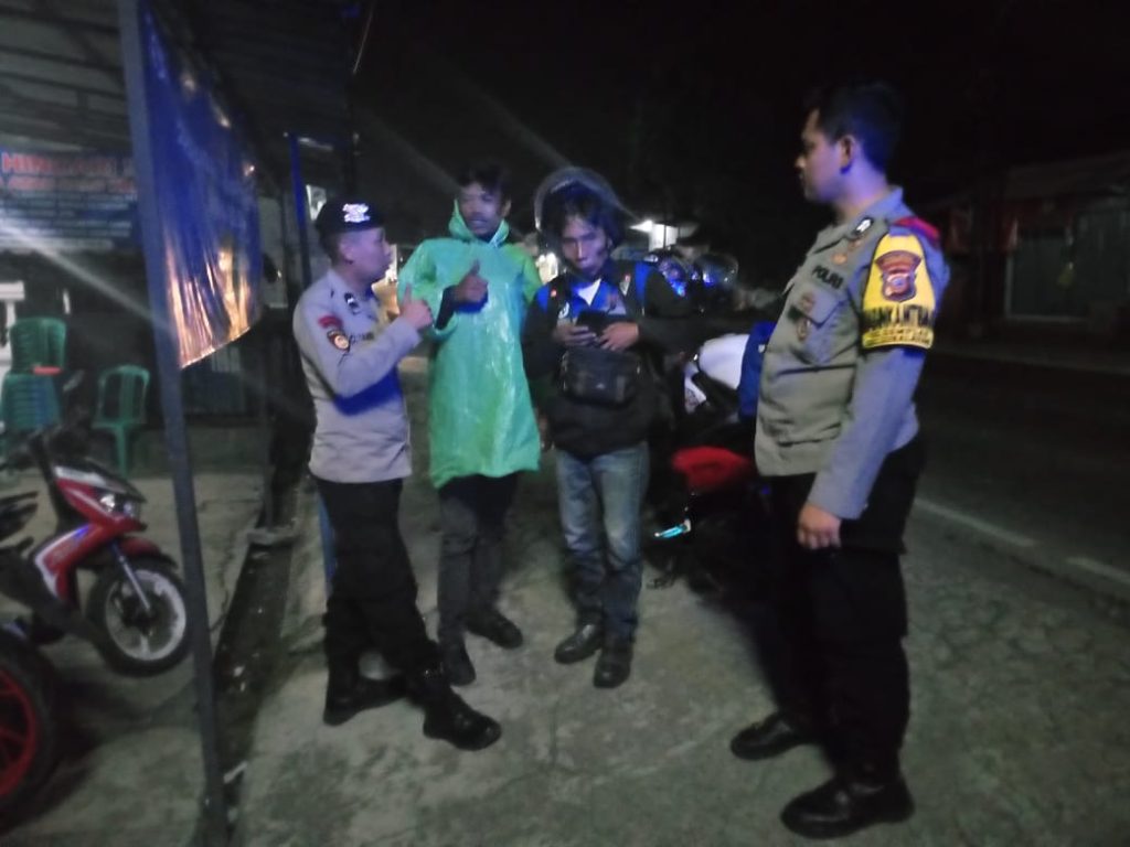 Ngobrol Bersama Masyarakat, Patroli Dialogis Malam Petugas Sampaikan Pesan Kamtibmas