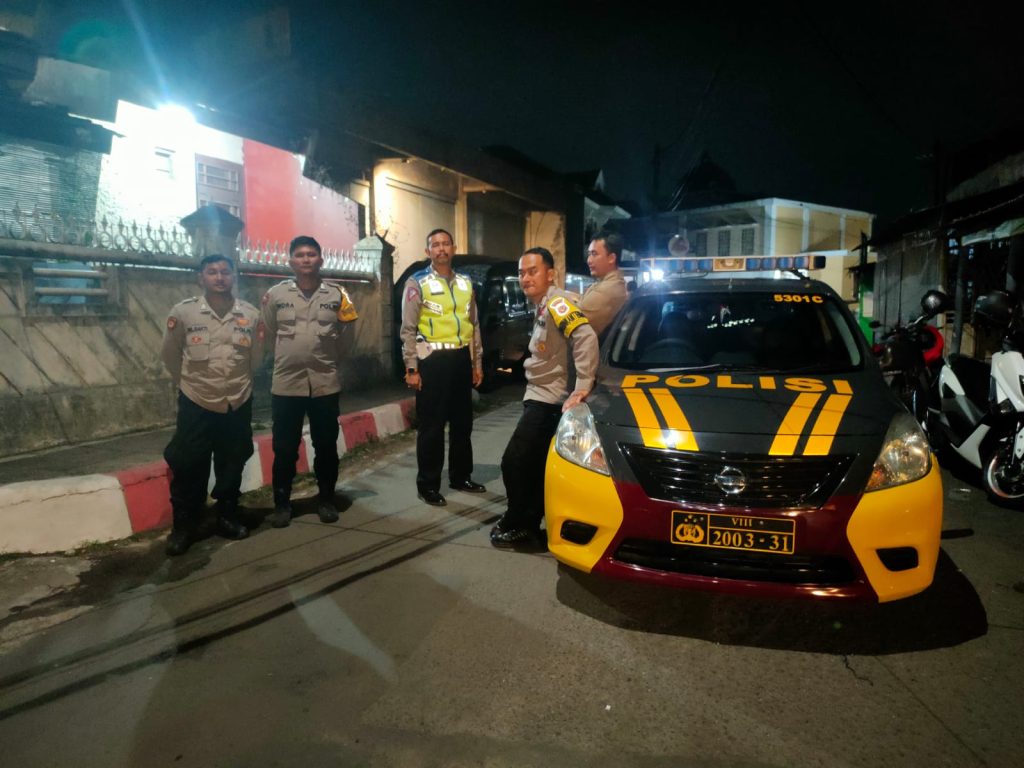 Pantau Wilayah, Polsek Cikole Laksanakan Patroli Malam