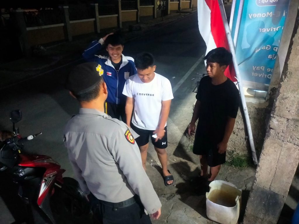 Patroli antisipasi gukamtibmas sore dan malam hari, Polsek Cibeureum laksanakan himbauan Humanis terhadap Warga masyarakat