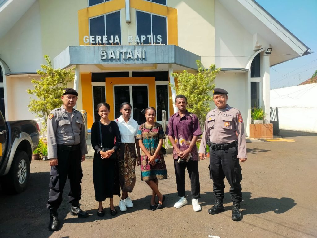 Polsek Cibeureum rutinkan Berikan Pelayanan Pengamanan Ibadah Kebaktian Minggu