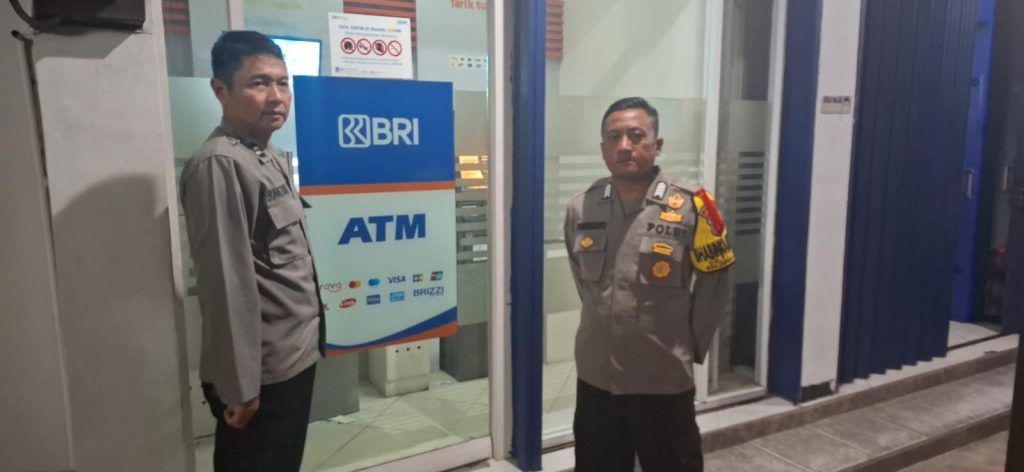 Personil Polsek Sukalarang Patroli Malam Hari Sambangi ATM BRI Cegah Kejahatan Perbankan