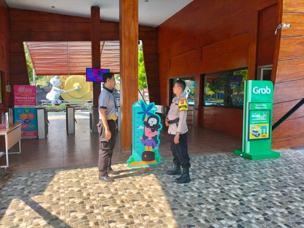 Guna menciptakan keamanan dan kondusif, Polsek Citamiang Patroli Dialogis  Santa Sea Waterpark Sukabumi.