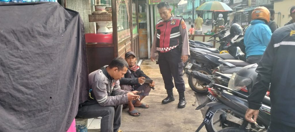 Berdialog Dengan Warga, Unit Samapta Polsek Cisaat Dialogis Berikan Himbauan Kamtibmas