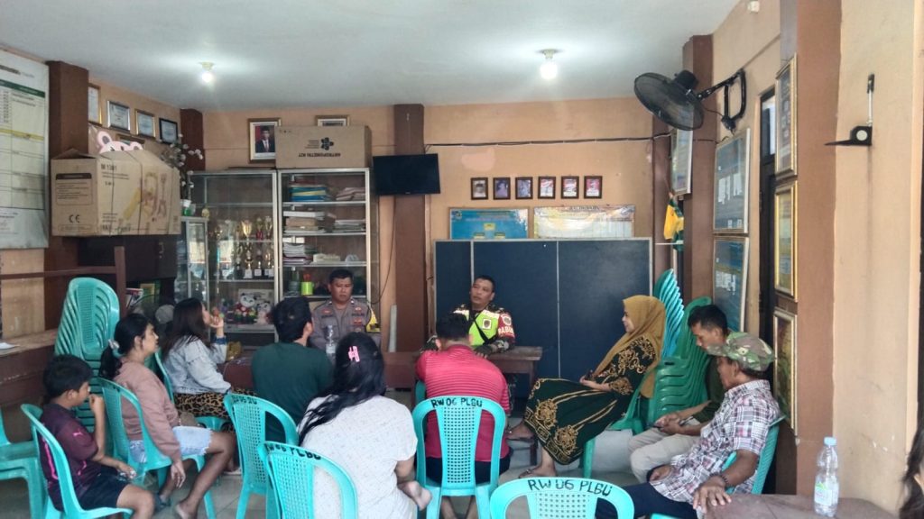 Ciptakan kerukunan Bhabinkamtbmas pulasaren Polsek Seltim Polres Cirebon Kota