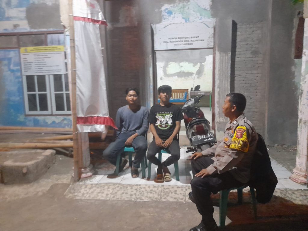 Sambang patroli Bhabinkamtibmas Kesenden Polsek Utbar Polres Cirebon kota pantau kewilayahan