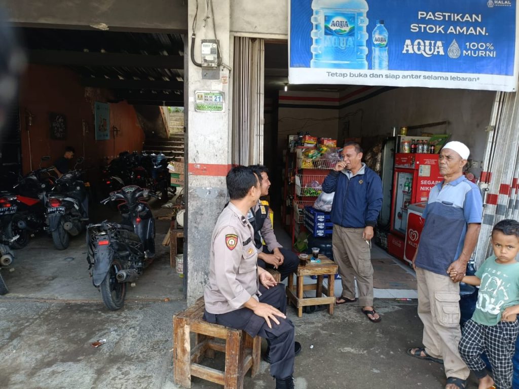 Anggota Polsek Sukaraja memberikan pemahaman kepada warga masyarakat