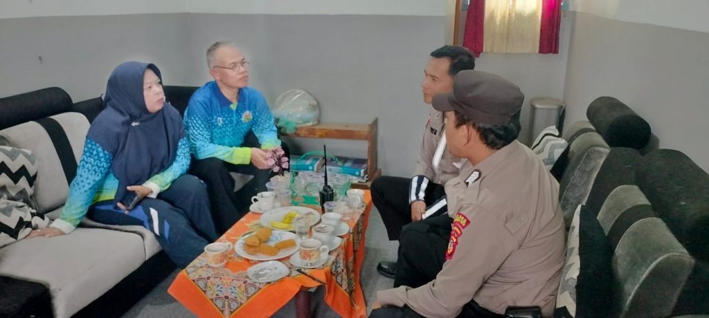 Sampaikan Himbauan Kamtibmas Kepada Karyawan Minimarket saat Patroli Siang