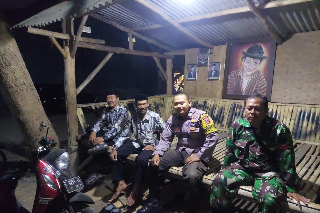 Bhabinkamtibmas kebon baru Polsek Utbar Polres Cirebon Kota ajak kawal pilkada damai