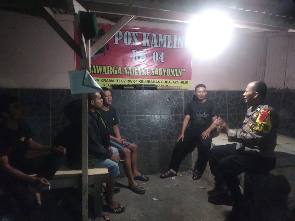 Lingkari kerawanan malam hari. Bhabinkamtibmas sampaikan himbau dan pesan kamtibmas kepada warga balandongan