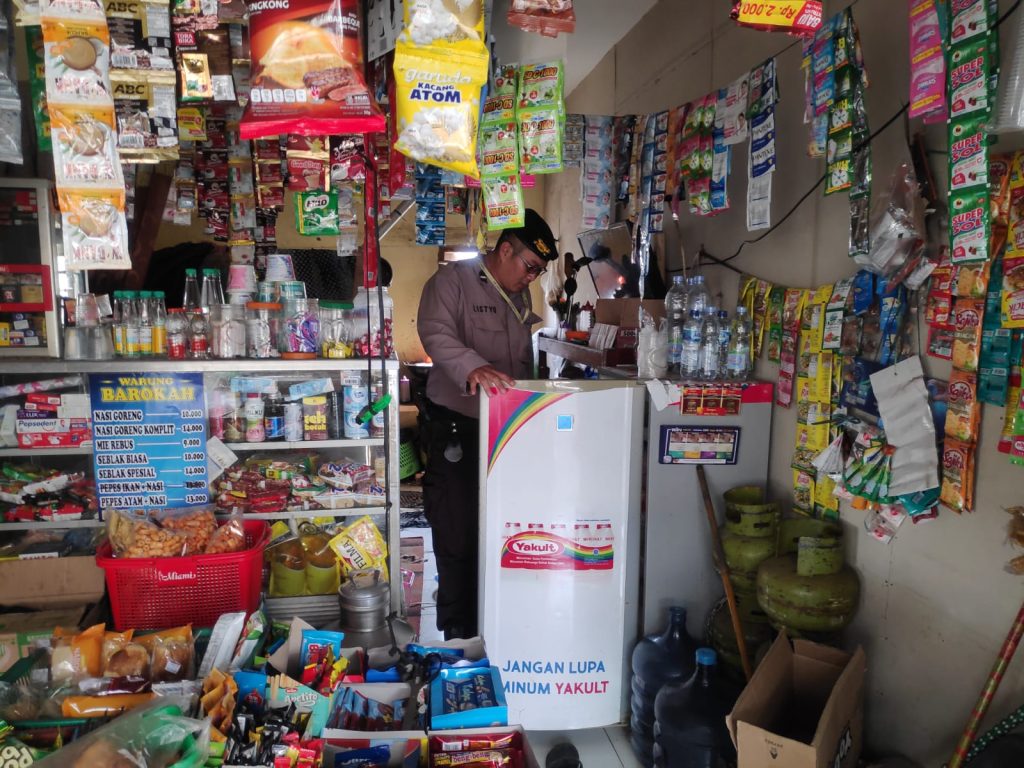 Patroli Polsek Kebonpedes Sambangi Pemilik Warung Atau Toko, Himbau Tidak Menjual Minum Keras