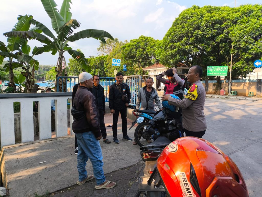 Jalin kemitraan kamtibmas. Bhabinkamtibmas sambangi ojeg terminal