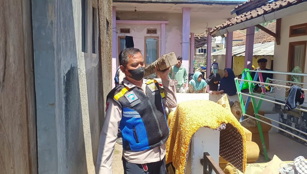 Respon Cepat, Polres Garut Bantu Bersihkan Puing-Puing Pasca Gempa di Pasirwangi