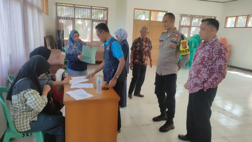 Cooling System Bhabinkamtibmas sambangi Penyaluran KRS kelurahan Jayaraksa