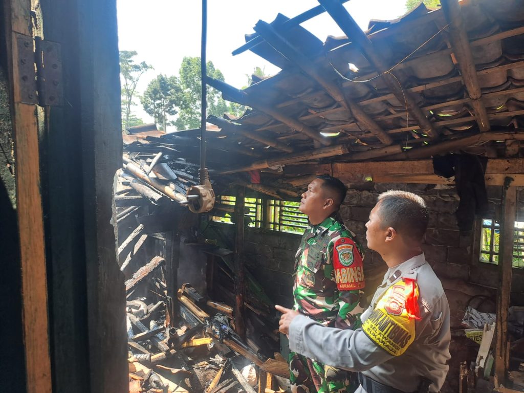 Bhabinkamtibmas Polsek Sukaraja Bersama Babinsa Koramil Sukaraja Mendatangi Lokasi Kebakaran Rumah