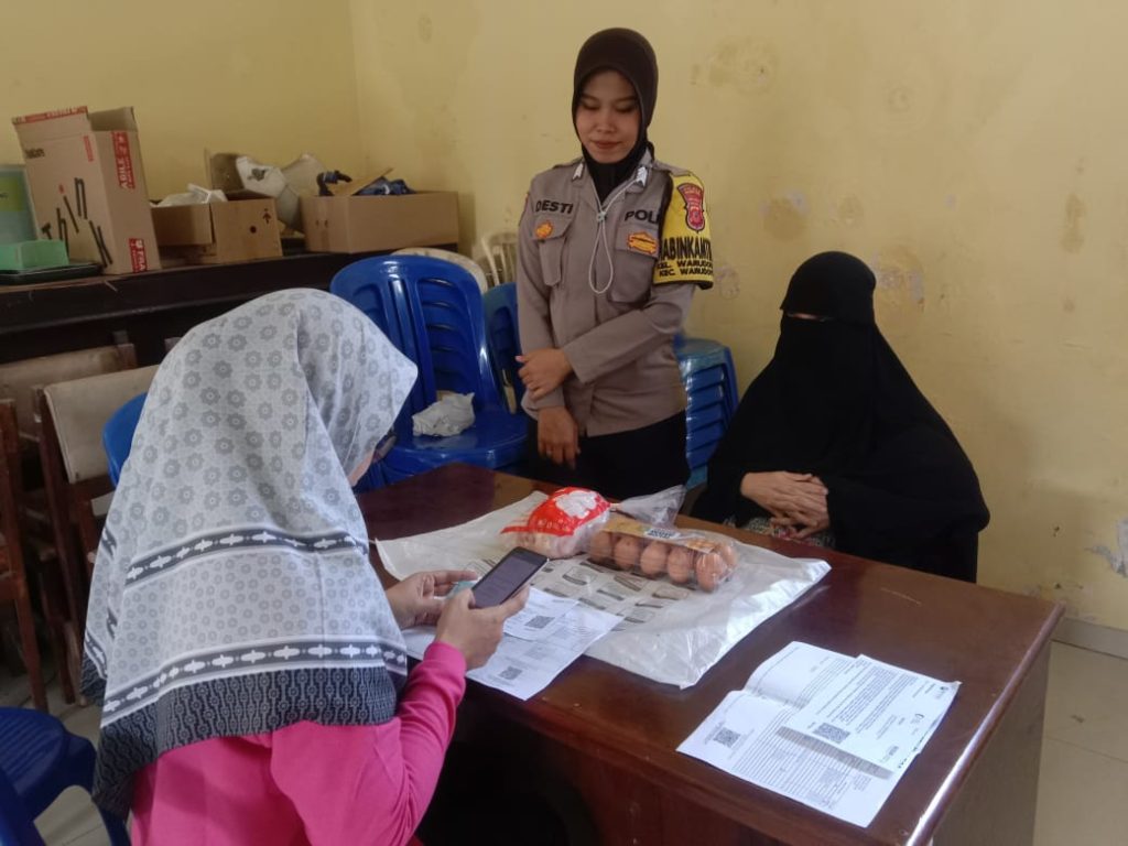 Cegah Stunting, Bhabinkamtibmas Monitoring Pembagian Bansos Kepada Keluarga Rawan Stunting