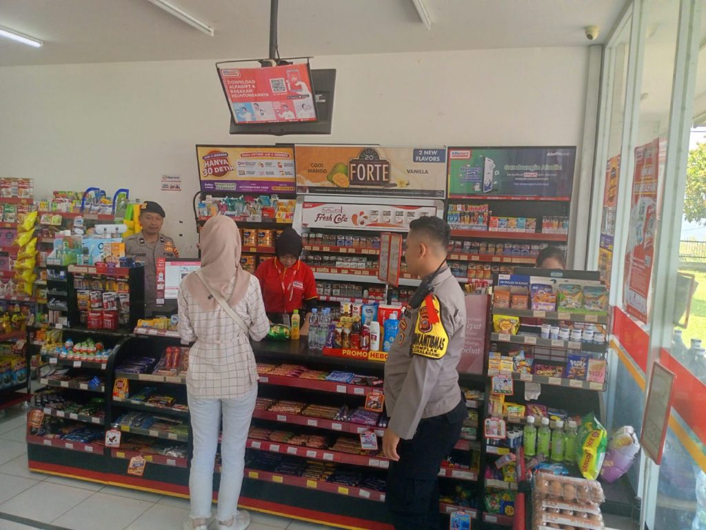 Sampaikan Himbauan Kamtibmas Kepada Karyawan Minimarket saat Patroli Siang