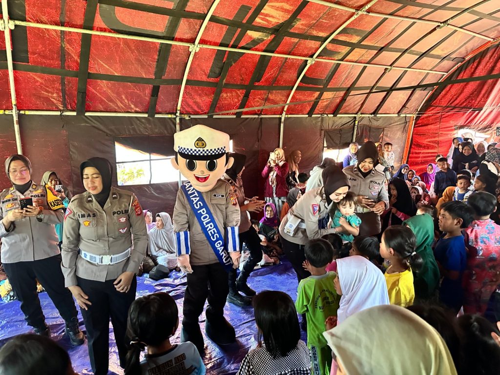 Polres Garut Berikan Trauma Healing Kepada Warga Korban Gempa