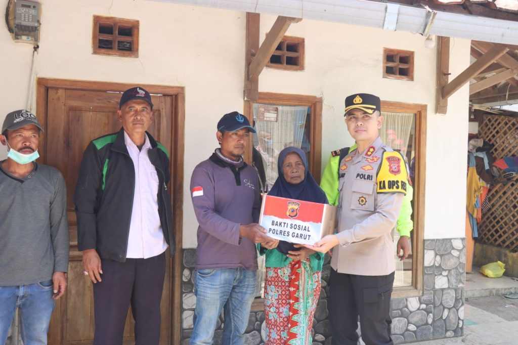 Kapolres Garut Salurkan Bantuan Sembako Kepada Korban Gempa